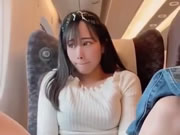 Ragazza troia asiatica che si masturba sull'aereo