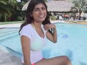 mia Khalifa scopata bianco grande Gallo sul bordo della piscina