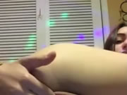 Teen gioca con la sua figa