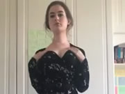 Ragazza innocente si toglie i vestiti nella stanza